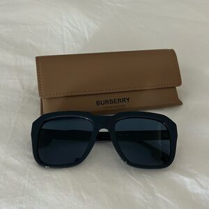 Burberry blue sunglasses with case and cloth
